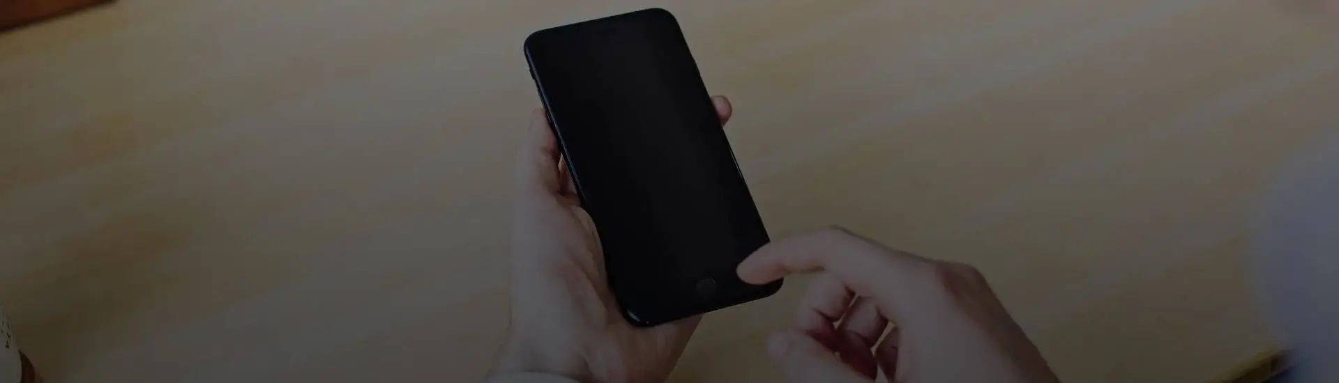 Händer som håller en mobiltelefon
